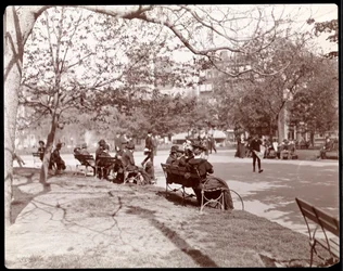 Folk på parkbænke på Union Square, New York, 1898 (sølv gelatinetryk)